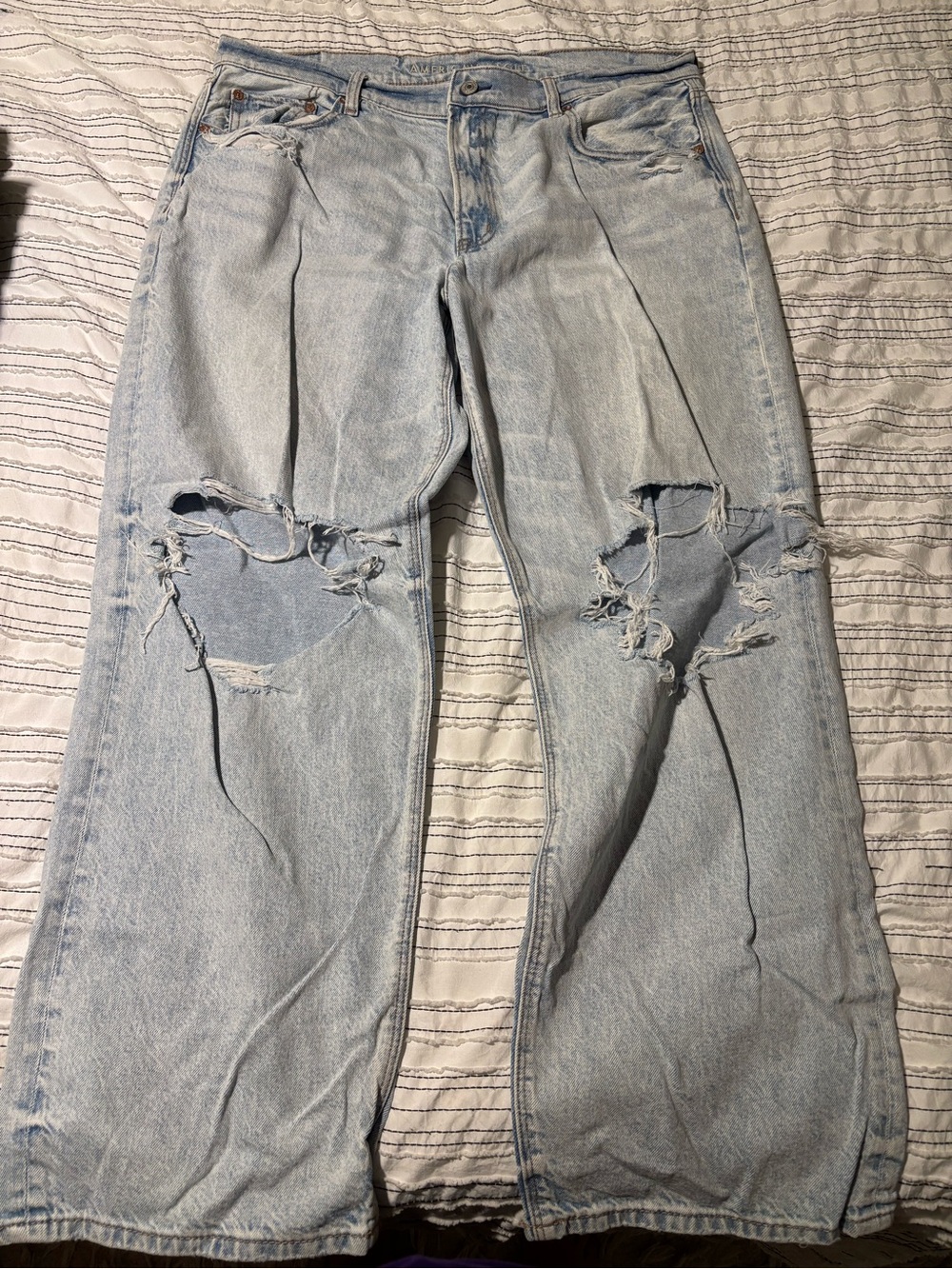 American Eagle Light Wash Distressed Women’s Jeans
